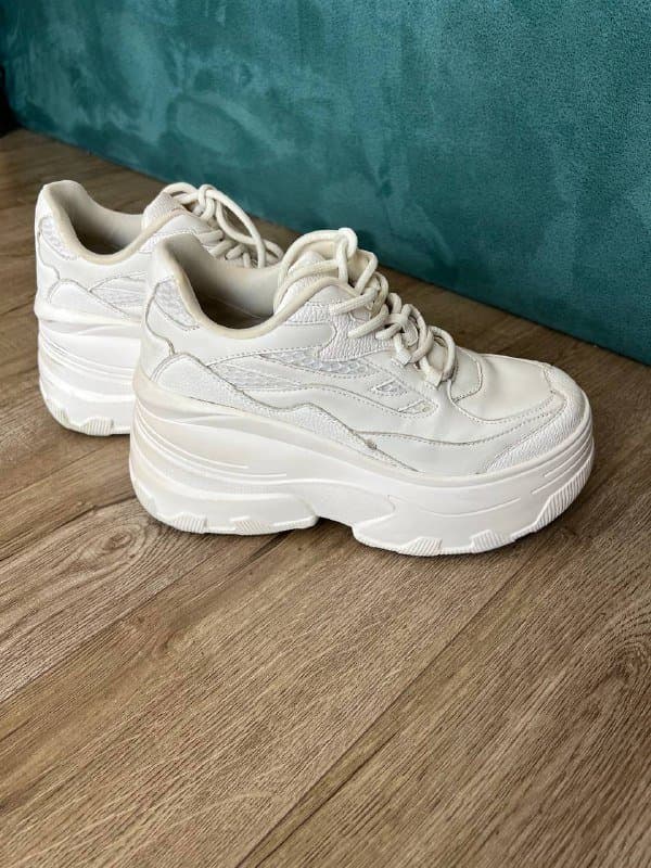 Белые кроссовки на платформе Bershka 6