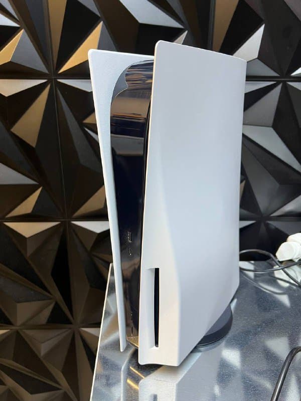 PlayStation 5 с геймпадом и проводами 2