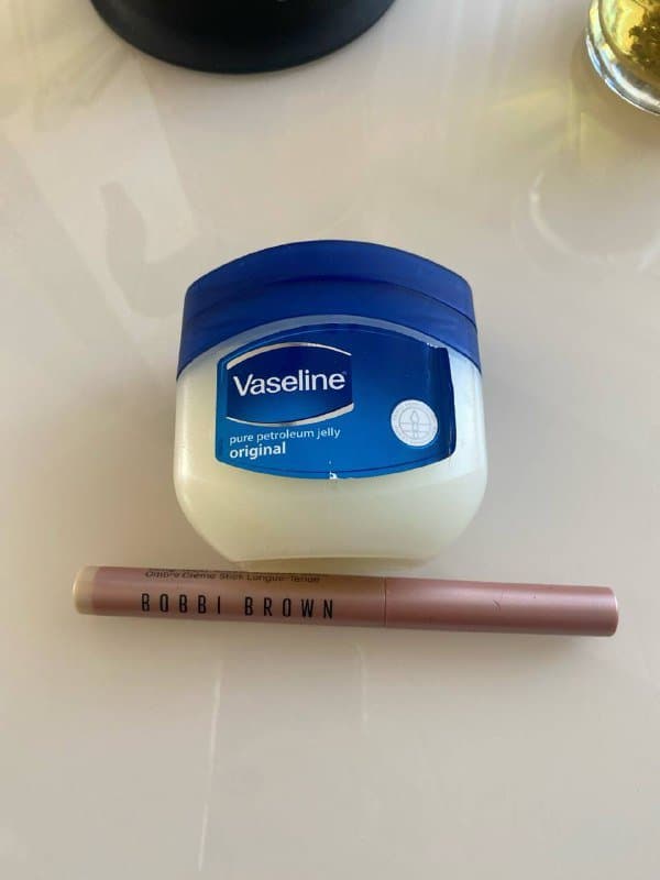 Вазелин и косметика Bobbi Brown
