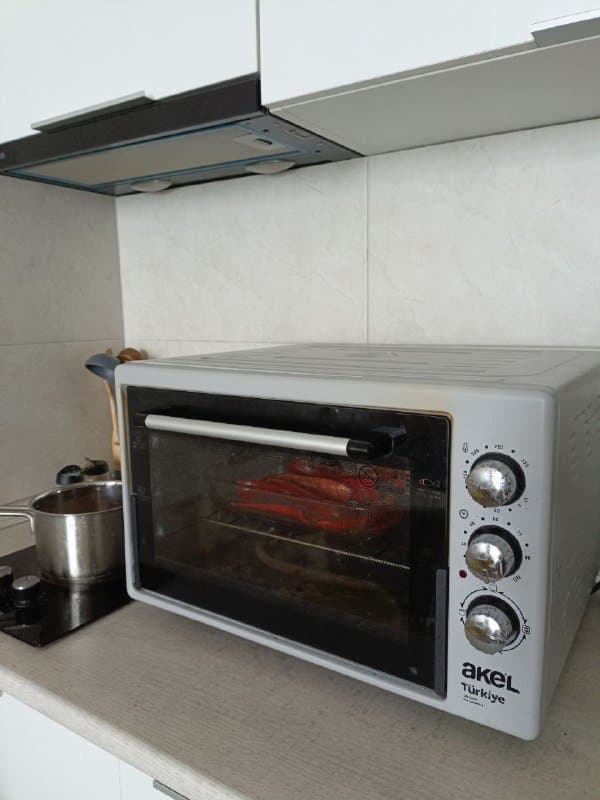 Электро-духовка Akel с решёткой и противнями 1