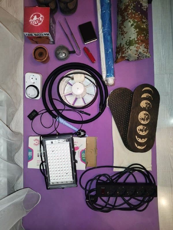 Коврик для йоги, ботинки Ecco, пляжный зонт, палатка, угли и аксессуары для кальяна, портсигар, нож швейцарский, таймер-розетка, вентилятор, лампа для растений, термометр, сетевой фильтр, доски садху