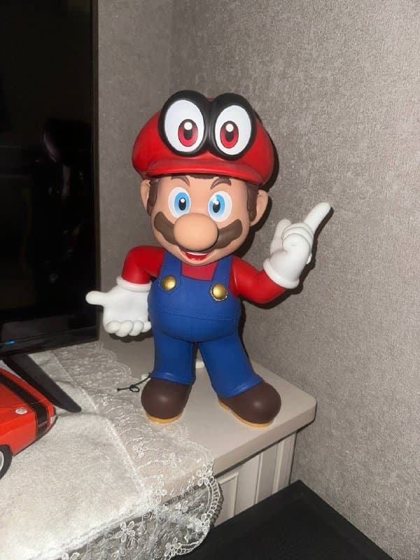 статуэтка Марио, машинка Dodge на радиоуправлении