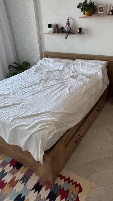 Двуспальная кровать с матрасом 160x200 см