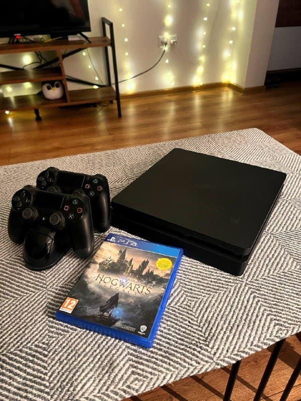 PlayStation 4, 2 джойстика, зарядная станция, диск Hogwarts Legacy