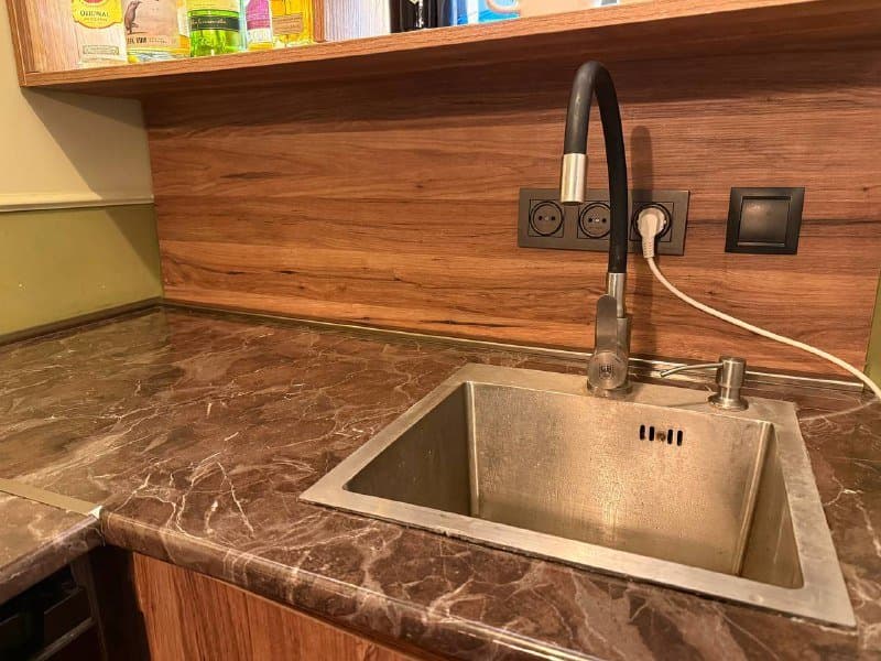 Барная стойка с шкафами, полками и раковиной 4