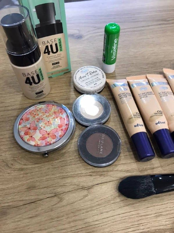 Набор косметики и кисти для макияжа 2