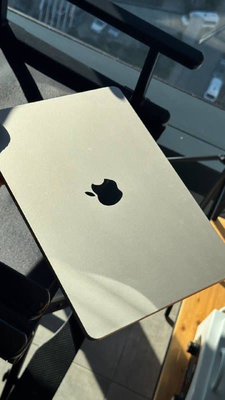 MacBook Air 13-inch with Apple M3, 16GB, 256GB SSD 1