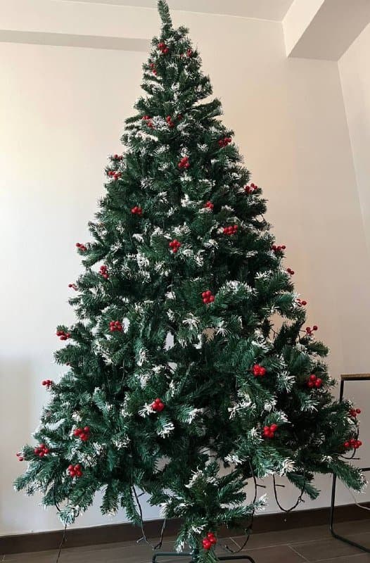 Елка с вишенками