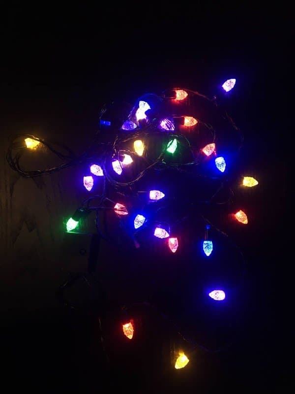 Искусственная елка с игрушками и длинной гирляндой 3