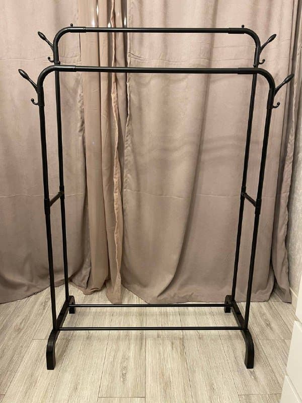 Черная стойка-вешалка для одежды