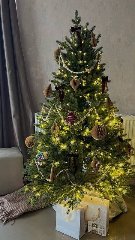 Елка искусственная 160 см с игрушками на магнитах и гирляндами