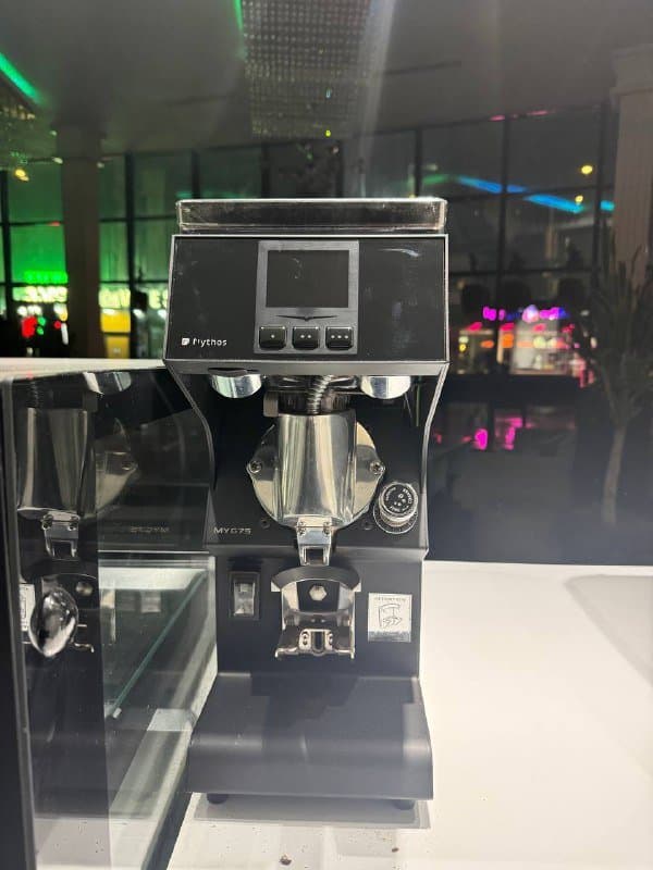 Проф. эспрессо-машина Victoria Arduino, кофемолка Mythos 2