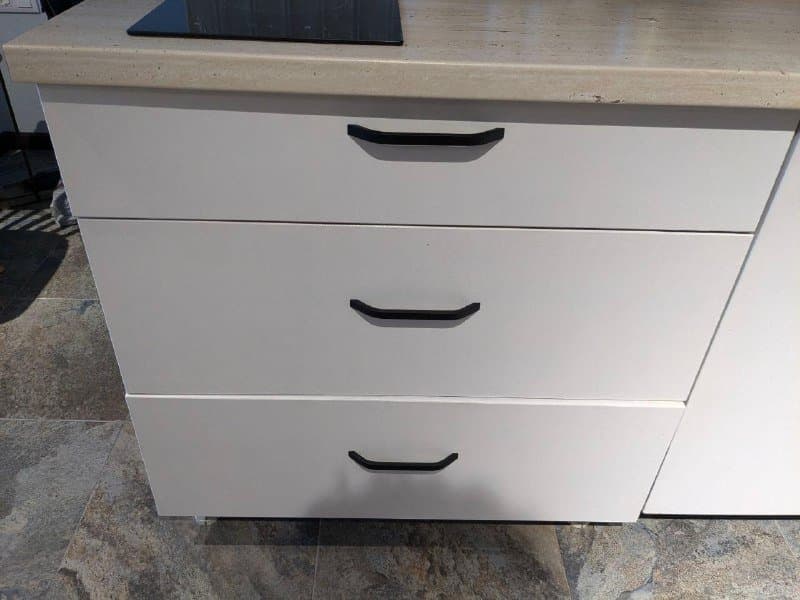 кухня б/у с нижними и верхними шкафами, раковиной, столешницей, вытяжкой 2