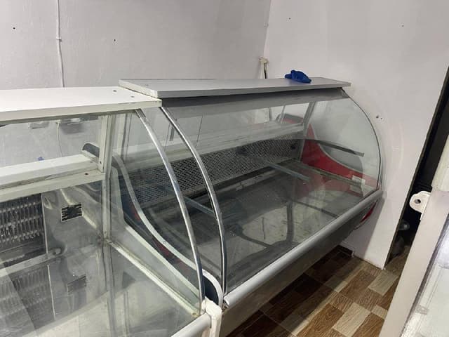 Витринные холодильники б/у большой, маленький