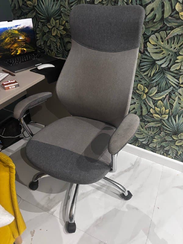 Компьютерный стол и офисное кресло