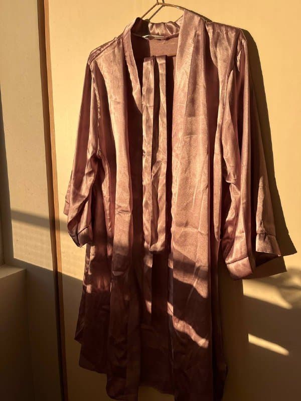 Женская одежда халат, джемпер, топ, костюм, брюки, платье