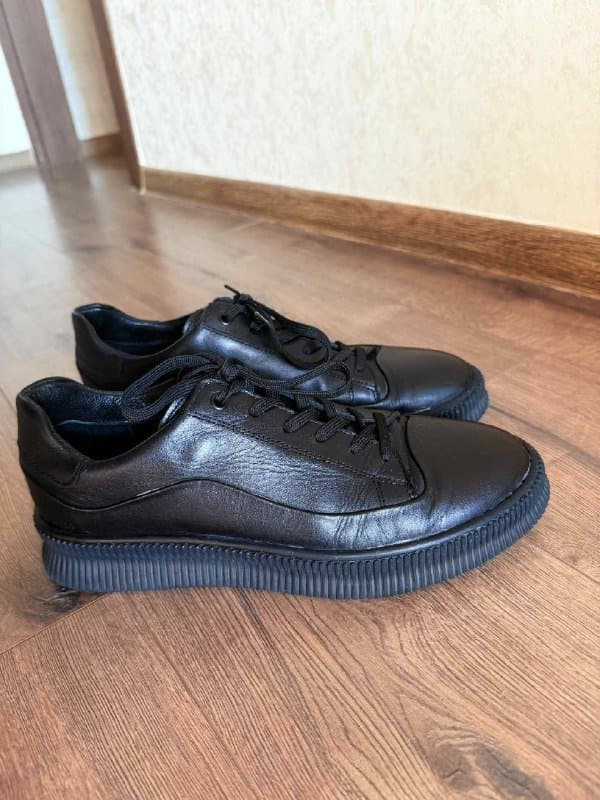 Мужские черные кожаные кроссовки