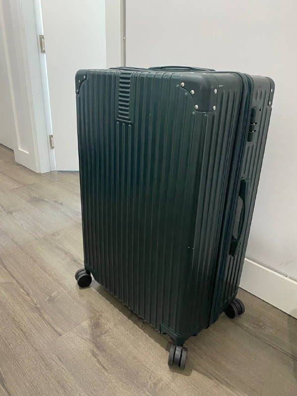 Чемодан размер L с кодовым замком