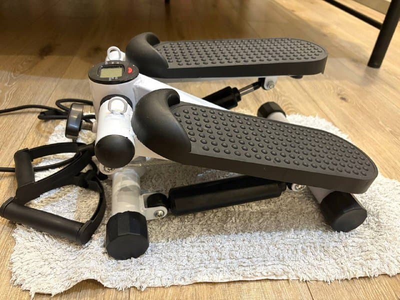 Стаканы, блендер Braun, соковыжималка Miui, терка, штопор, глечик, турка, скалка, формы для выпечки, степпер, книга Гарри Поттер 6