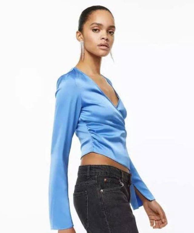 топ H&M, платье H&M, плед, подушка для ресниц, пинцеты, лампа, посуда, держатель для микрофона