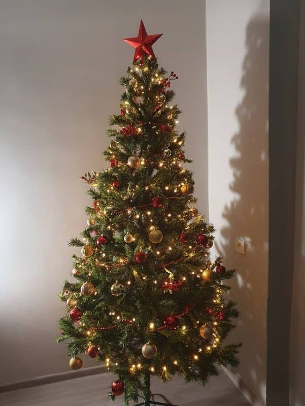 Искусственная елка с елочными игрушками