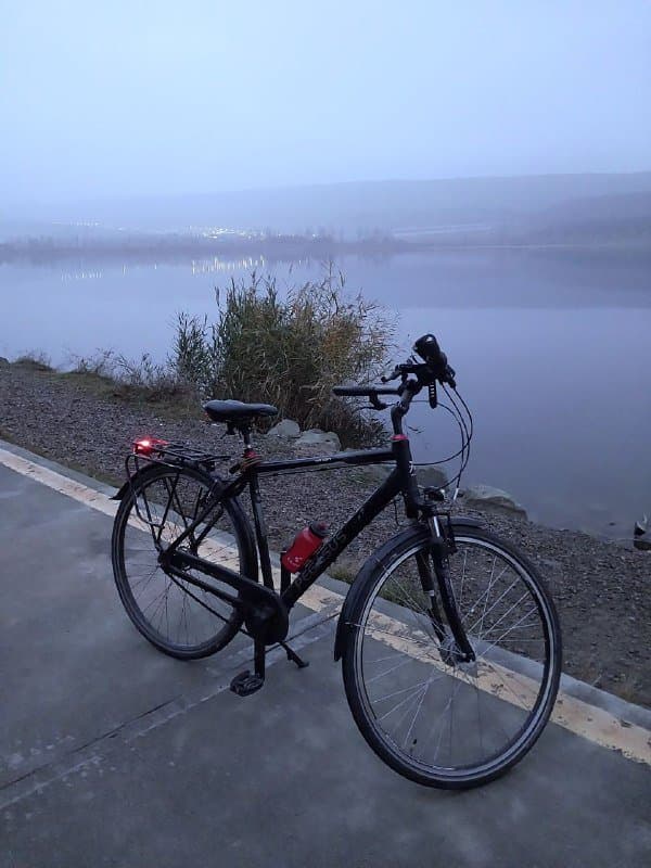 велосипед с аксессуарами и замком