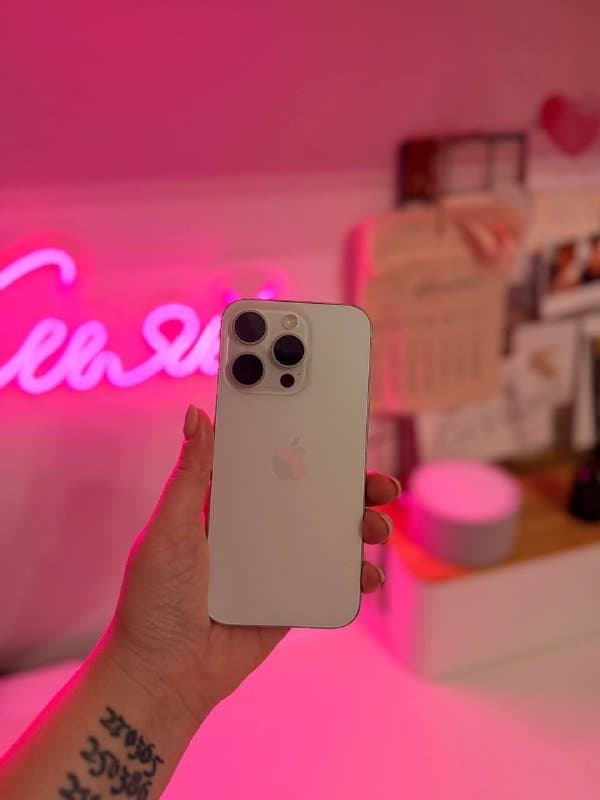 iPhone 15 pro, AirPods 2, коллекция чехлов