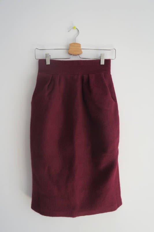 Бордовая шерстяная юбка-карандаш с карманами и складками