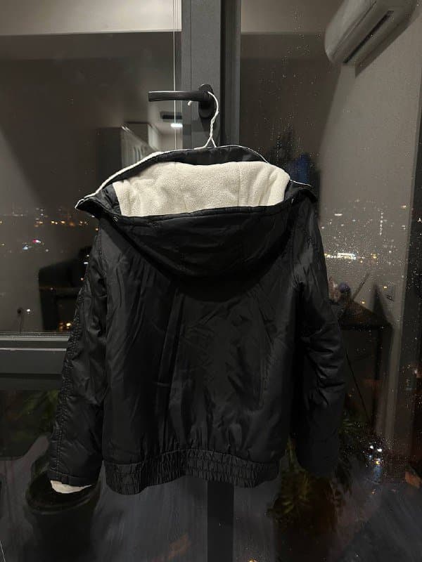 кейс для покера, прозрачное платье, платье с длинным рукавом, ковбойская шляпа, зимняя шапка, зимняя куртка 9