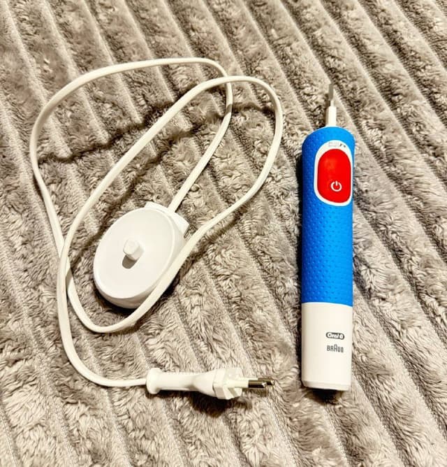 Электрическая зубная щетка