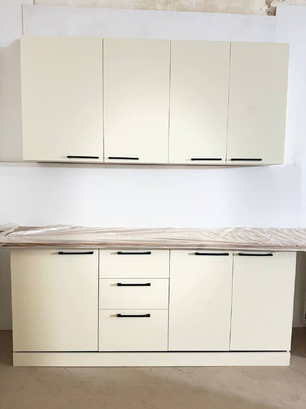 Кухонный гарнитур с ламинатом и мягким закрыванием