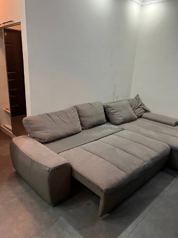 Огромный диван с подушками