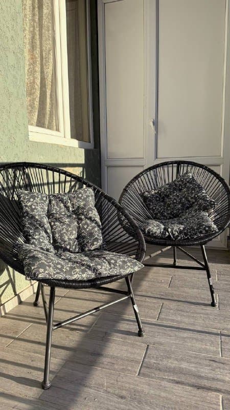 Два черных стула с садовыми подушками