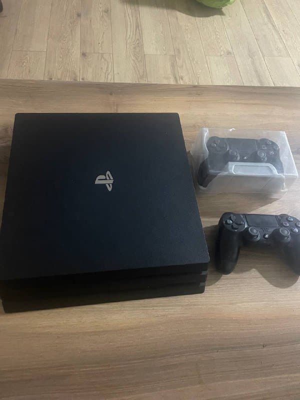 PlayStation 4 Pro 4K 1TB с одним джойстиком