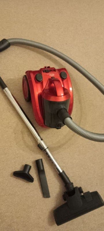 Пылесос в хорошем состоянии с регулировкой мощности