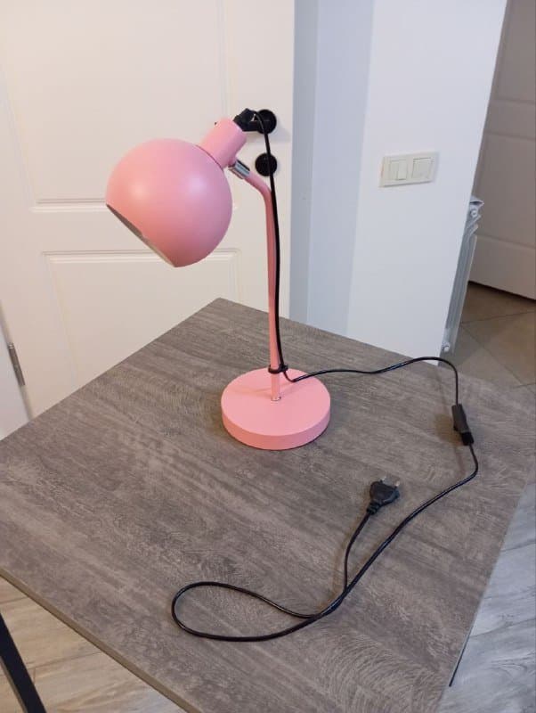 Розовая настольная лампа