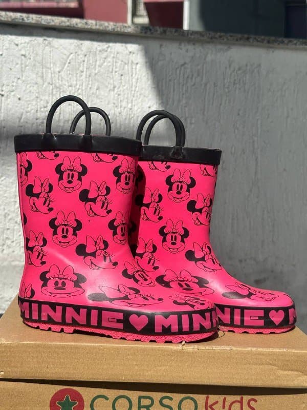 резиновые сапоги розовые, резиновые сапоги желтые, туфли небесно-голубого цвета, ботинки черные для девочки