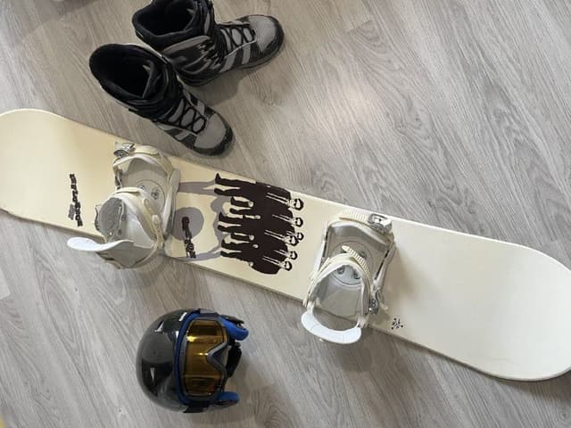 Комплект экипировки для сноуборда: доска, ботинки, шлем, очки, защитные шорты