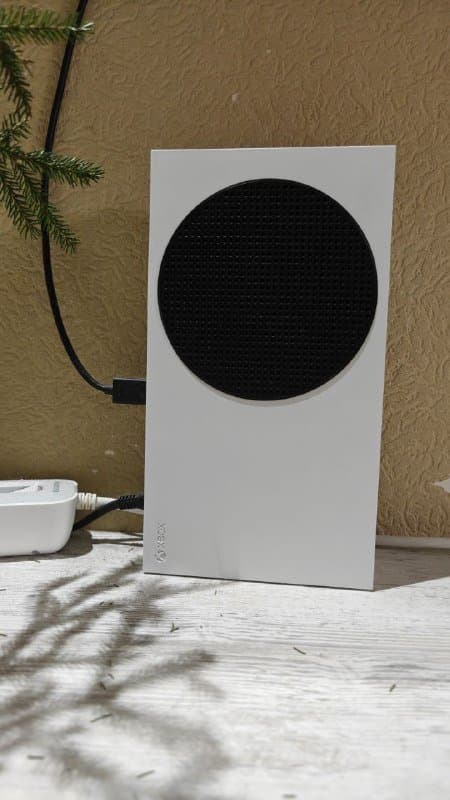 XBox Series S с двумя джойстиками и кабелями