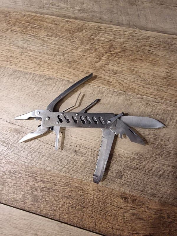 Металлический мультитул с набором инструментов 1