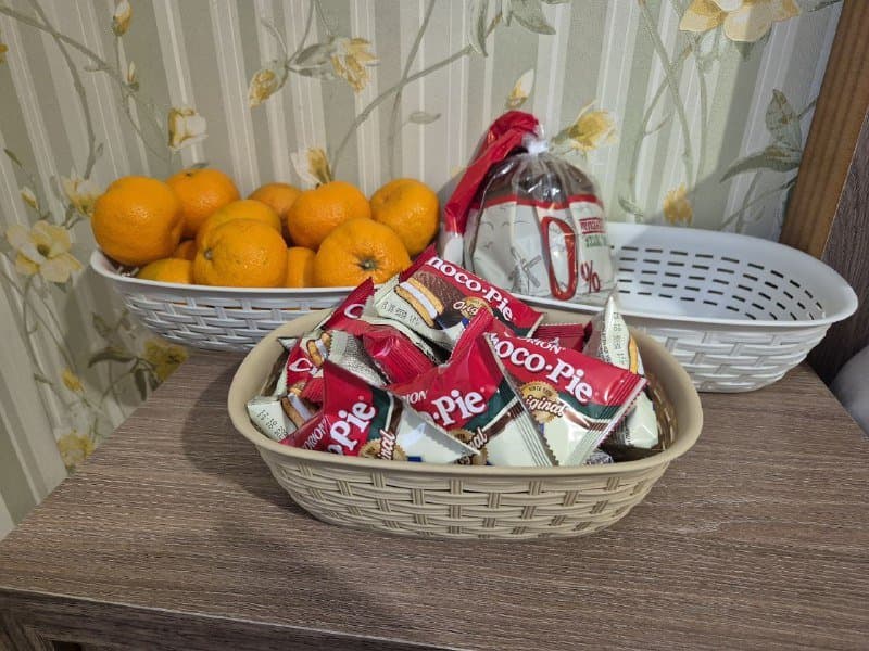 Вещи и посуда для дома: кастрюли, сковорода, венчик, бокалы, поднос, мерный стакан, терка, пластиковые миски, кружка, кассеты для швабры 7