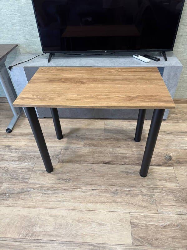 Стол деревянный с металлическими ножками