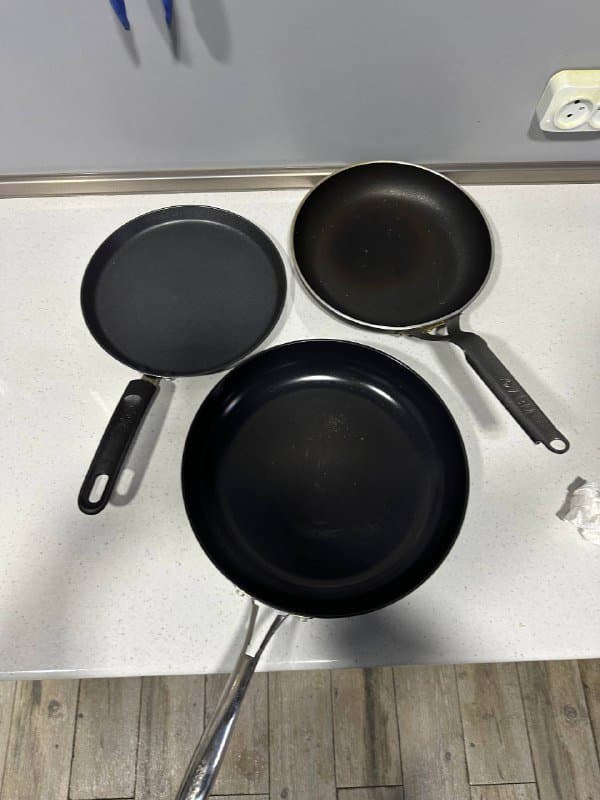 Кухня с двойной раковиной, техника, посуда 9