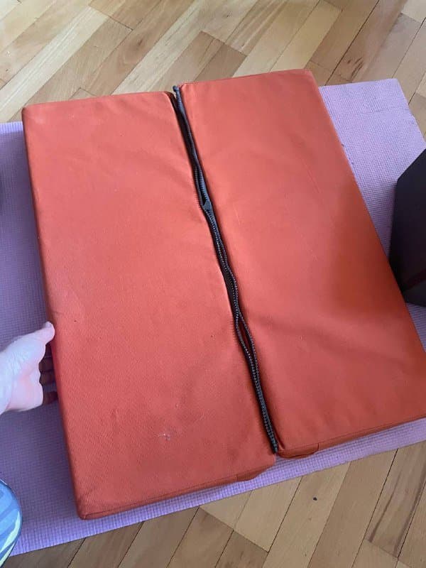 Стул, подставка, подушка, ремень и кирпичи для йоги 6