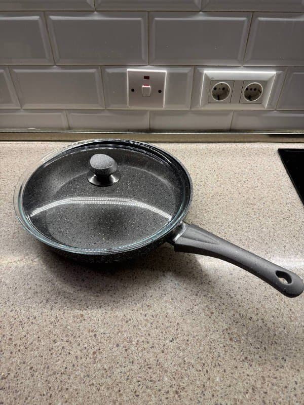 Сковорода, набор кастрюль, надувной матрас, пледы, коврики, стеллаж, корзина, подушки