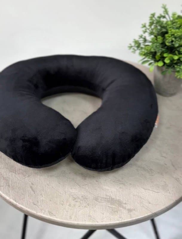Черная подушка для шеи из искусственного меха 37х35 см