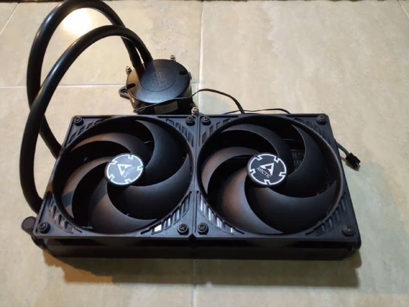 Водяное охлаждение Arctic с двумя вентиляторами 120мм 1
