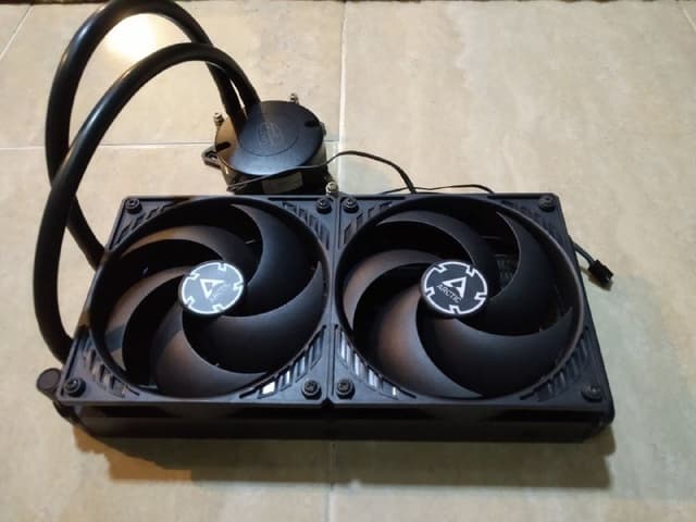 Водяное охлаждение Arctic с двумя вентиляторами 120мм