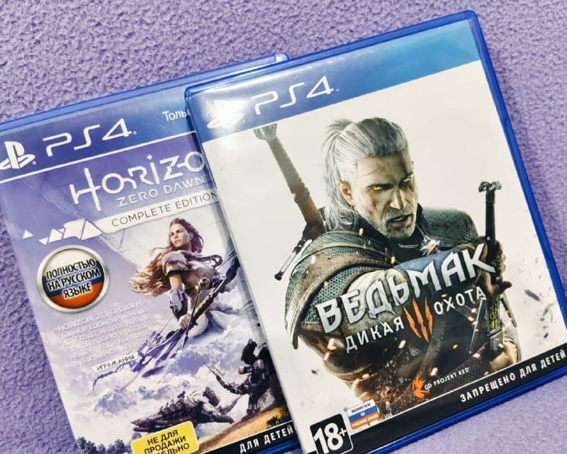 PlayStation 4 с двумя джойстиками и играми 2