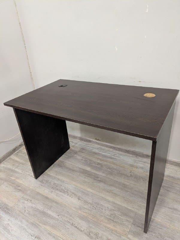 Стол деревянный коричневый